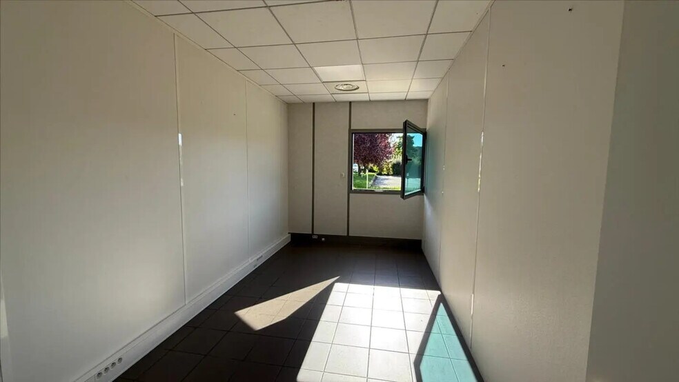 Flex in Bourg-en-Bresse for sale - Interior Photo - Image 3 of 6