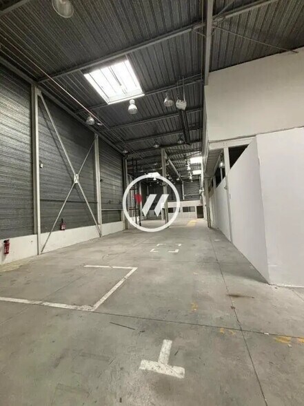 Flex in LES MILLES for lease - Interior Photo - Image 2 of 7