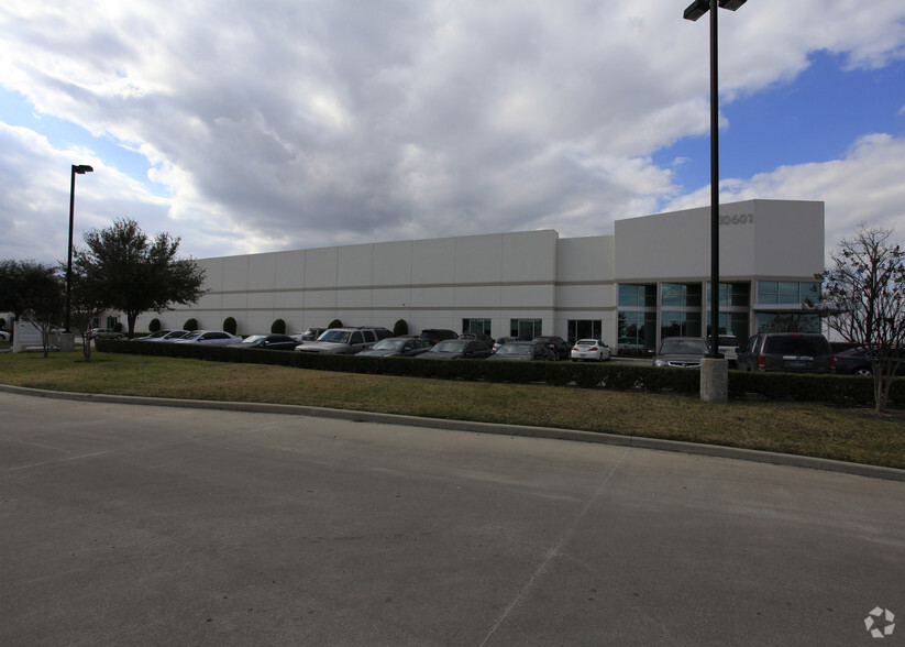 10601 S Sam Houston Pky W, Houston, TX for lease - Building Photo - Image 2 of 8