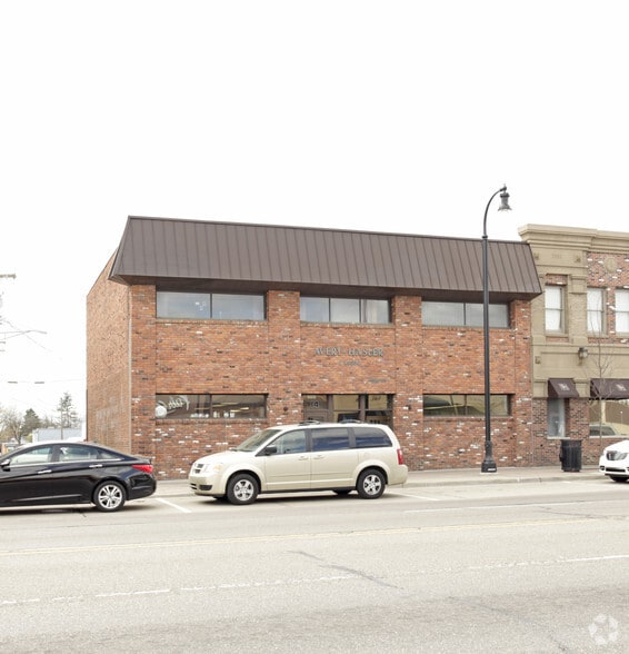 14 E 14 Mile Rd, Clawson, MI 48017