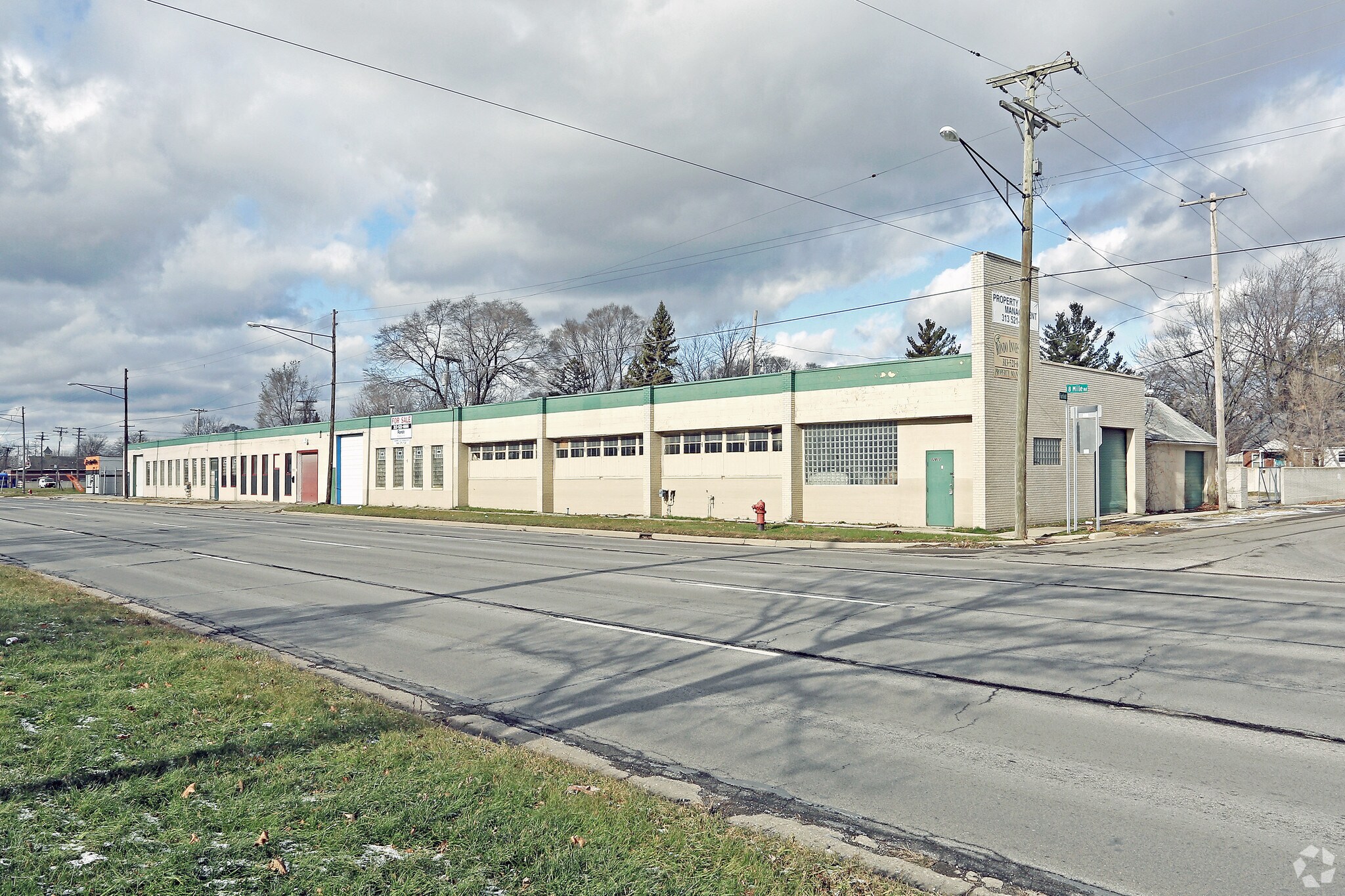 12813 E 8 Mile Rd, Warren, MI for sale Primary Photo- Image 1 of 1