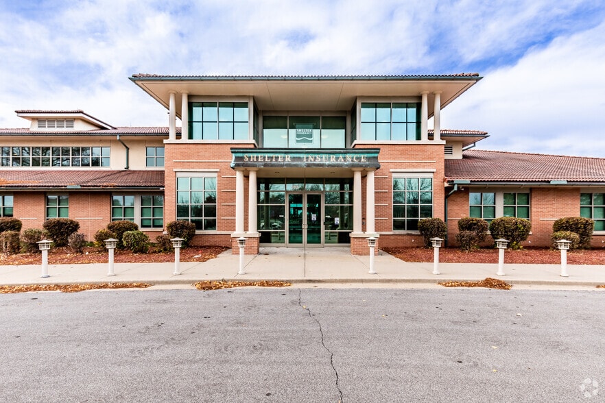 4901 NE Lakewood Way, Lee's Summit, MO for sale - Primary Photo - Image 2 of 5