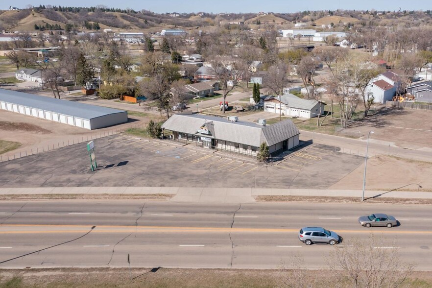 2000 Burdick Expy E, Minot, ND for lease - Building Photo - Image 2 of 12