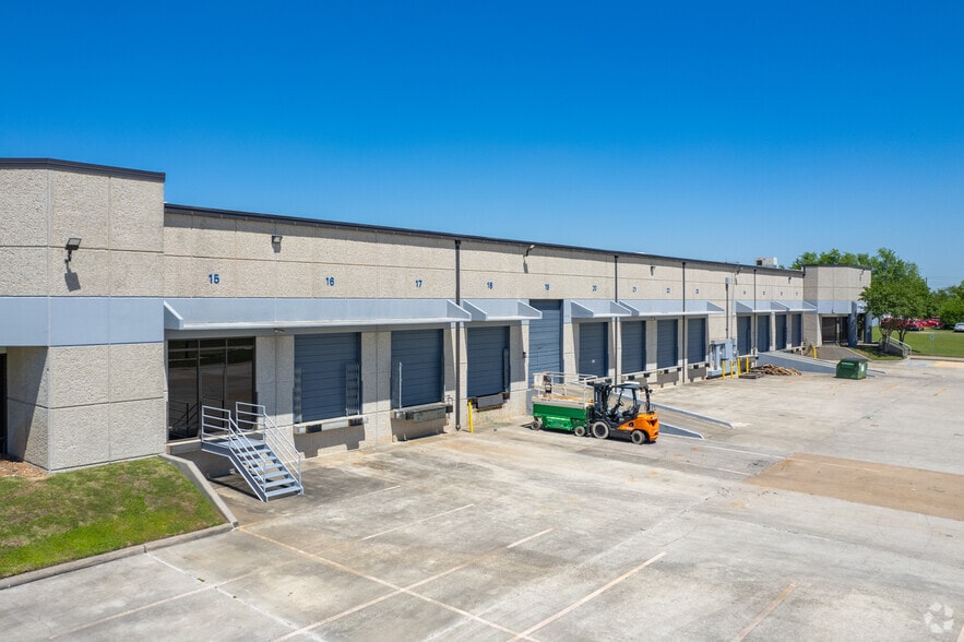 16420 W Hardy Rd, Houston, TX for lease - Building Photo - Image 3 of 4