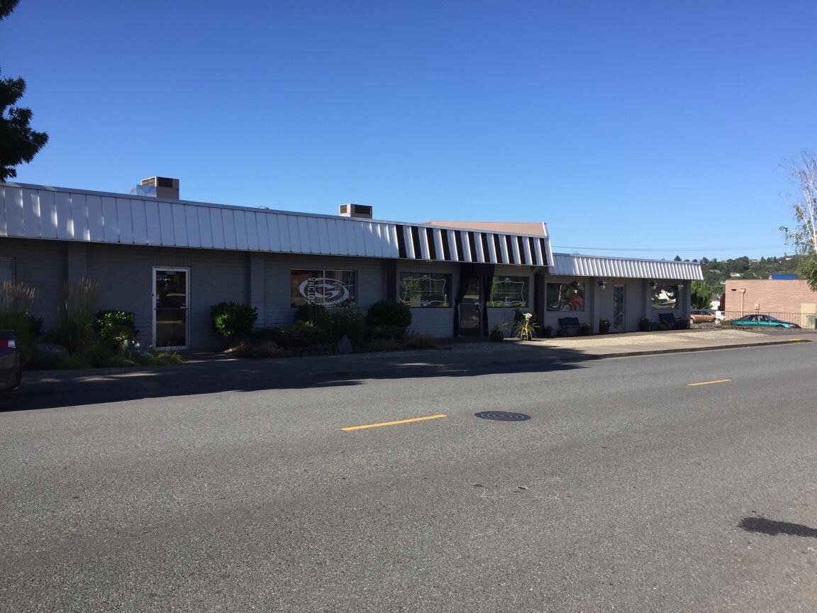 215-225 NE Hillcrest Dr, Grants Pass, OR for sale Building Photo- Image 1 of 1