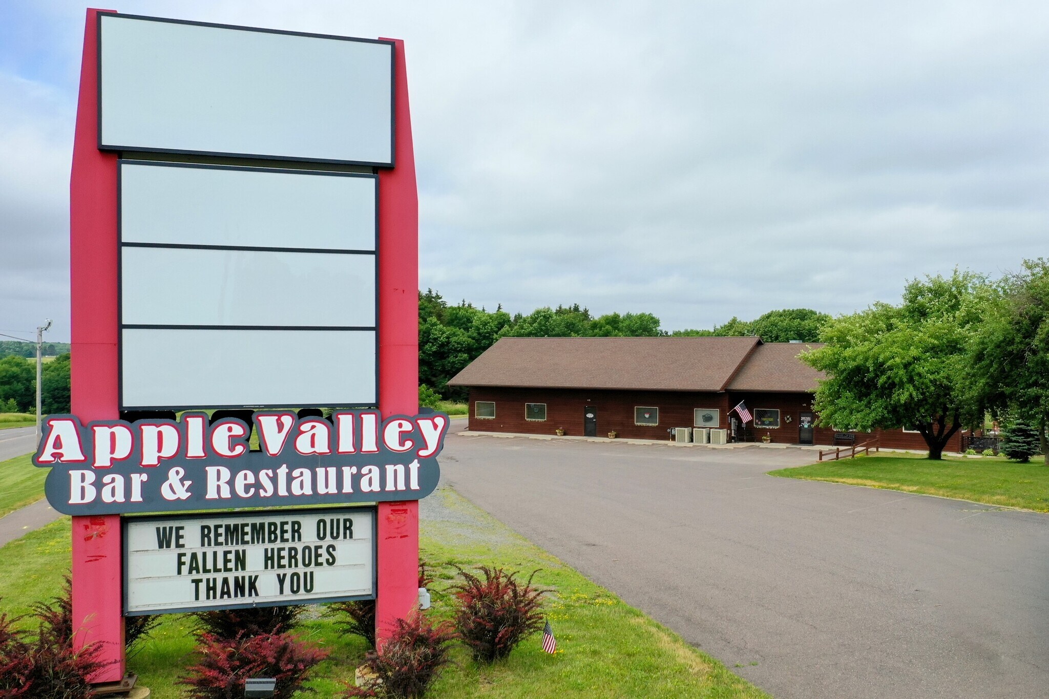415 W US Highway 10, Neillsville, WI 54456 Apple Valley Bar and Grill