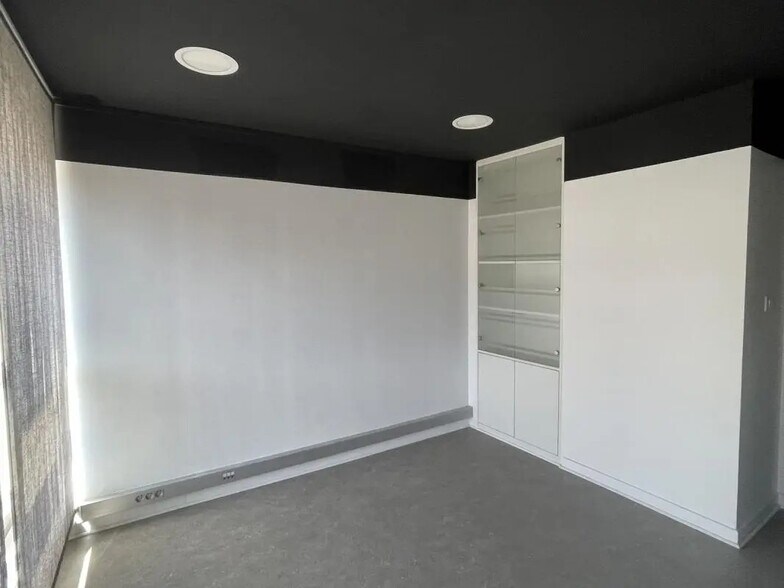 Retail in Vannes for lease - Interior Photo - Image 2 of 3