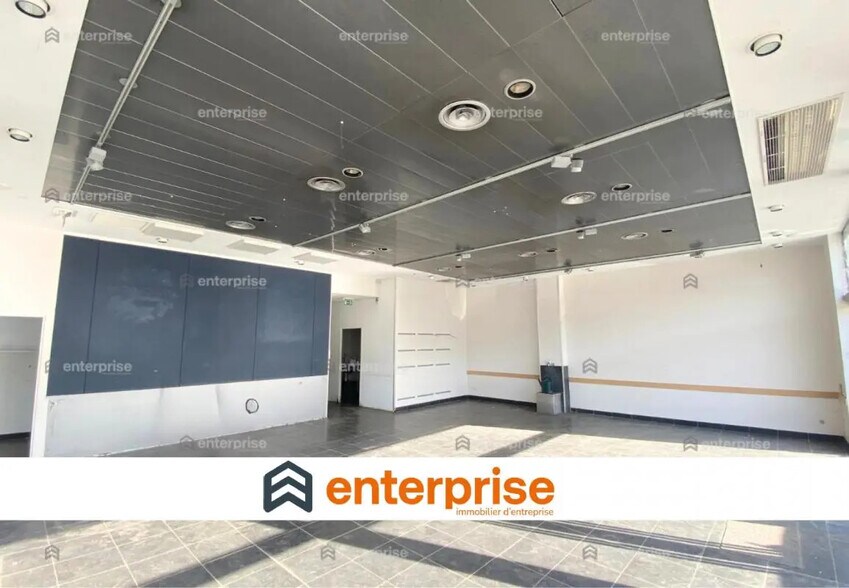 Retail in Compiègne for lease - Building Photo - Image 1 of 4