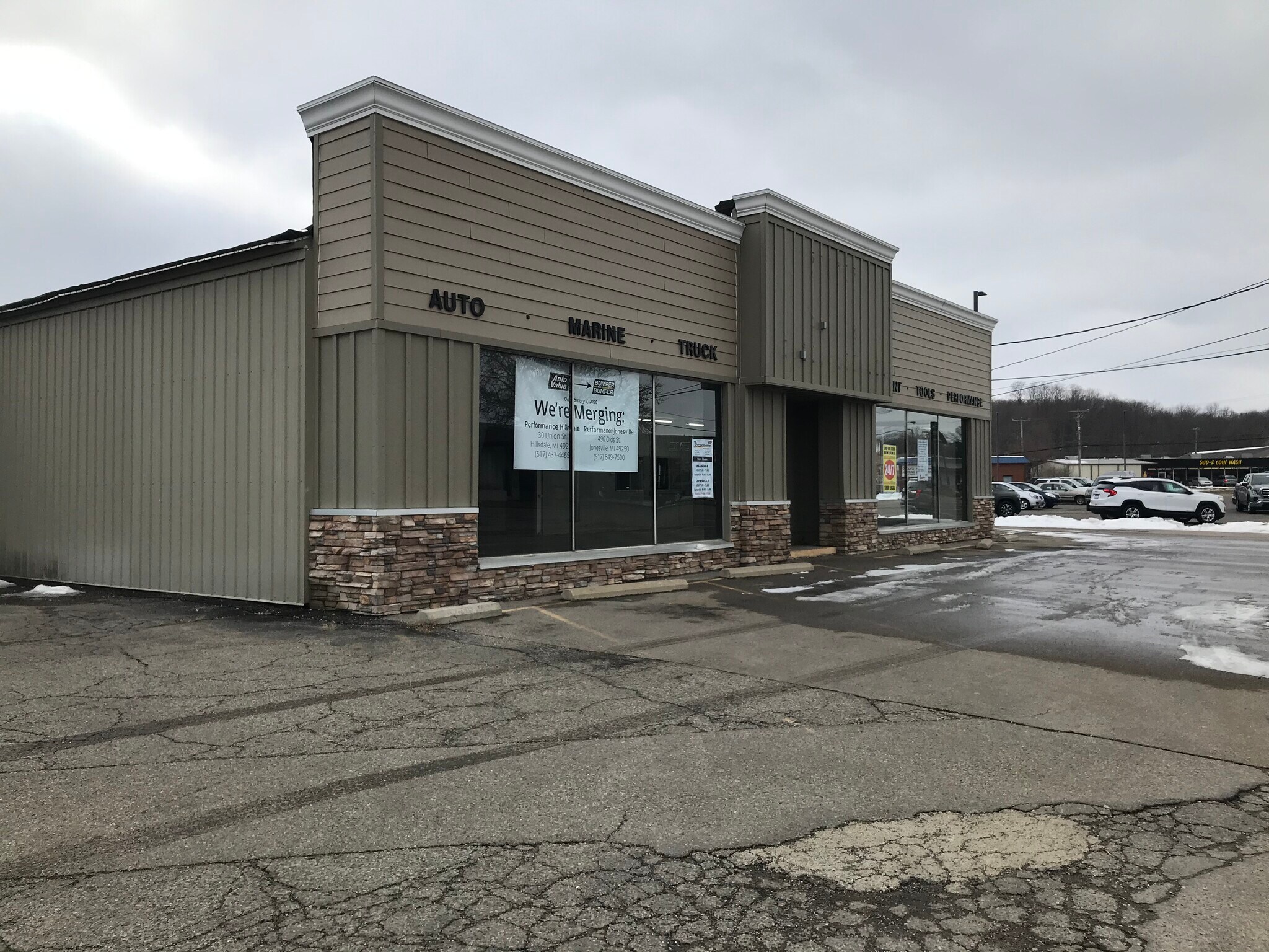 82 W Carleton Rd, Hillsdale, MI 49242