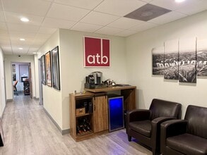 10999 Riverside Dr, North Hollywood, CA for lease Interior Photo- Image 1 of 10