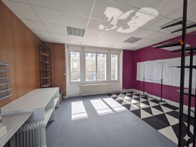 Retail in Vannes for lease - Building Photo - Image 3 of 5