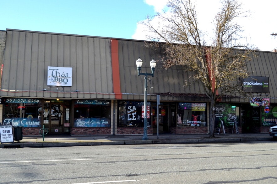 424 NW 6th St, Grants Pass, OR for sale - Primary Photo - Image 1 of 1