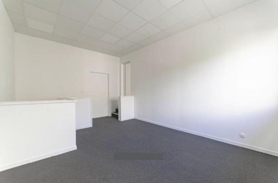 Flex in Lisses for lease - Interior Photo - Image 3 of 27