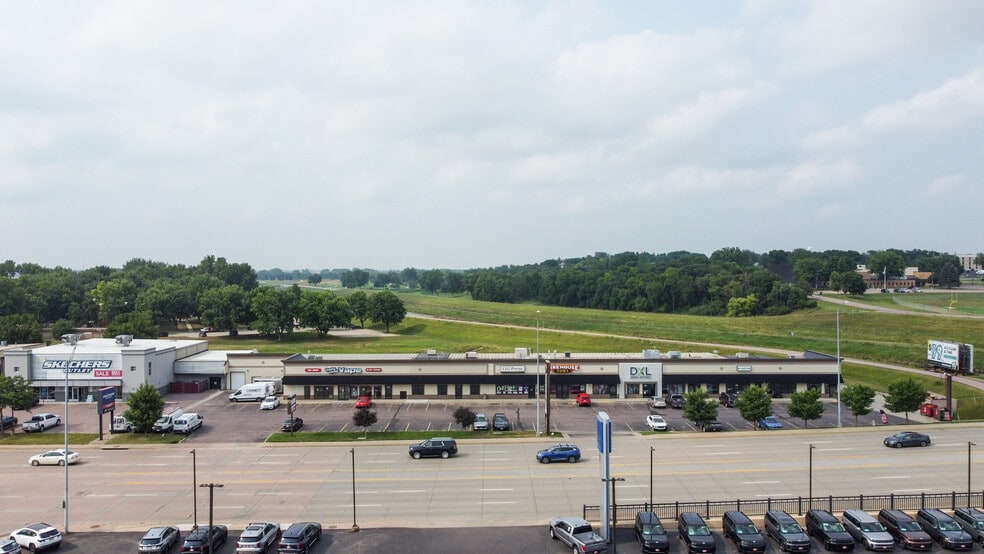 3502-3510 W 41st St, Sioux Falls, SD for lease - Building Photo - Image 1 of 3