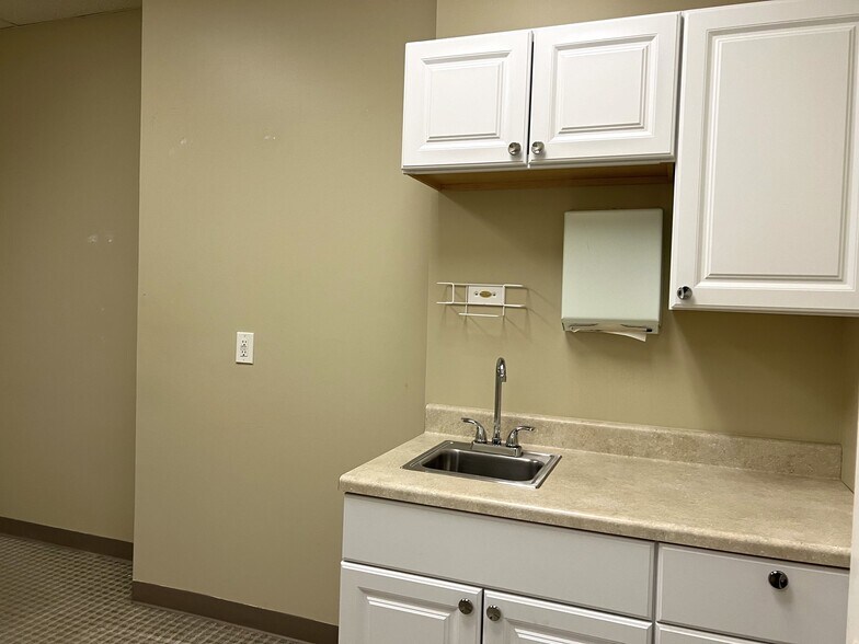 102 Wolcott Rd, Wolcott, CT for lease - Building Photo - Image 2 of 11