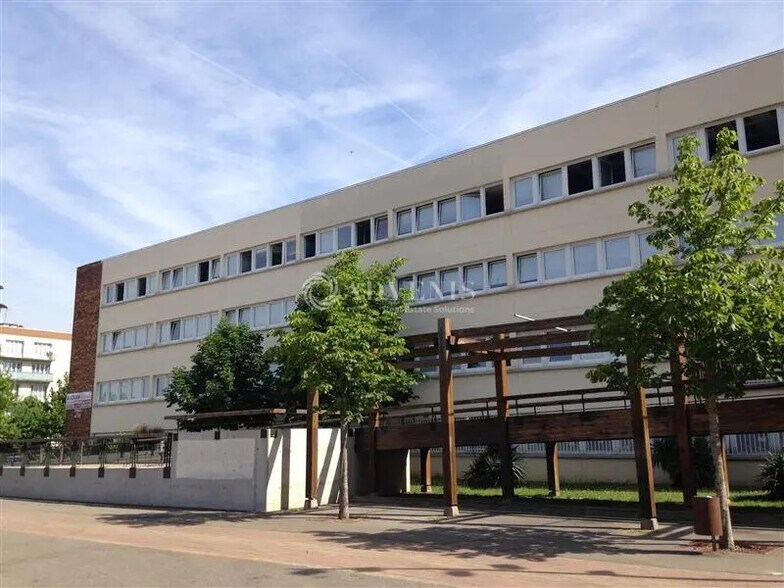 Office in Maurepas for lease - Building Photo - Image 2 of 5