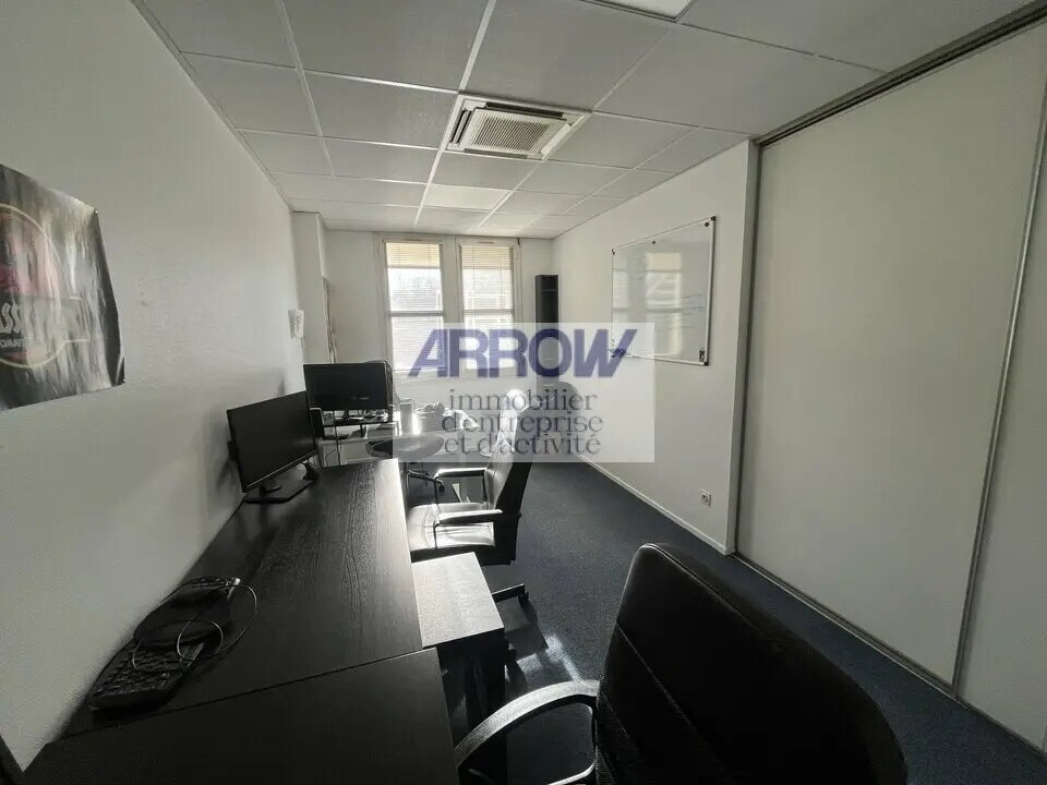 Office in Rezé for lease Interior Photo- Image 1 of 9