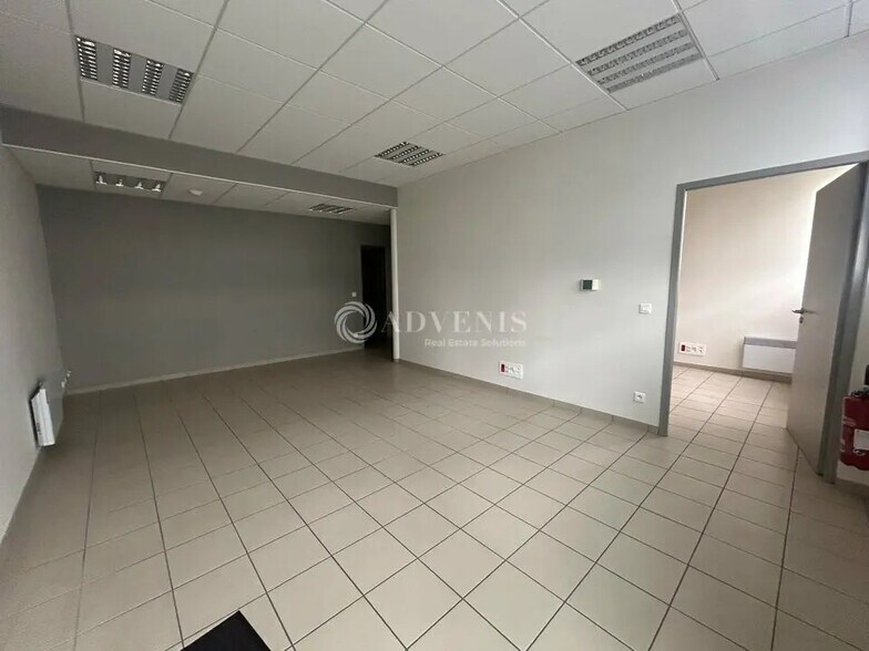 Office in Le Mans for lease - Building Photo - Image 2 of 3