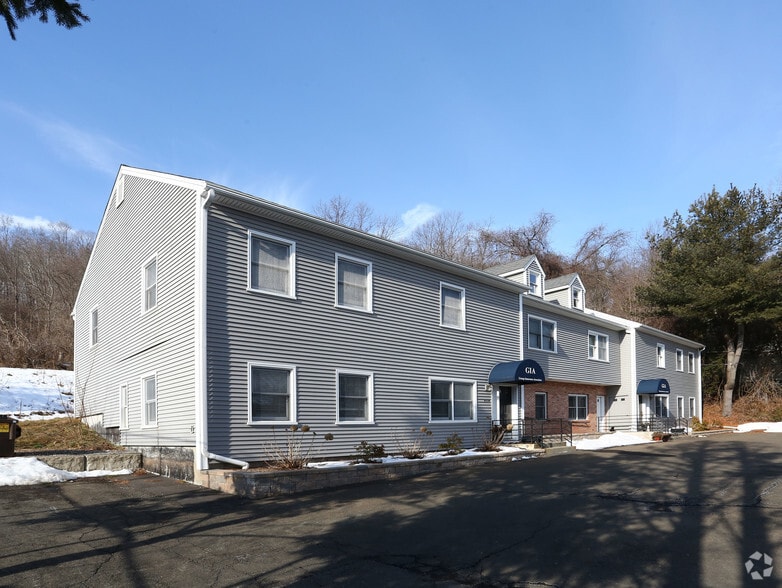 8 Hazel Ter, Woodbridge, CT 06525