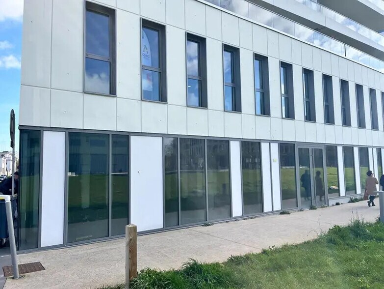 Retail in Caen for lease - Building Photo - Image 1 of 4