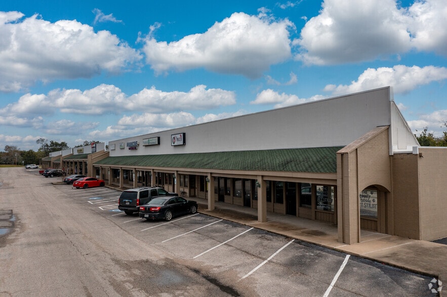 1100-1116 E Mulberry St, Angleton, TX for lease - Building Photo - Image 3 of 6