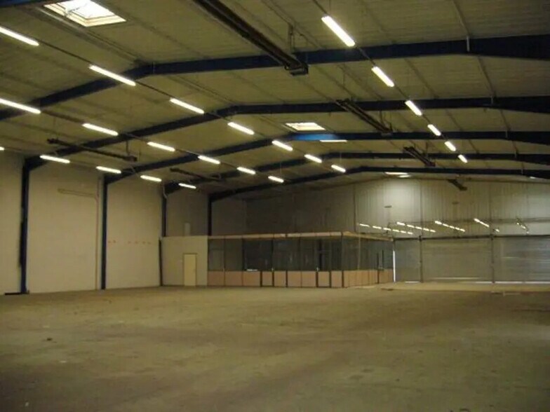 Retail in Chartres for lease - Building Photo - Image 2 of 2