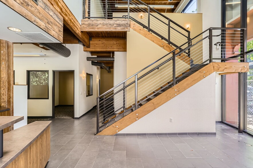 632-636 NW 21st Ave, Portland, OR for lease - Interior Photo - Image 2 of 11