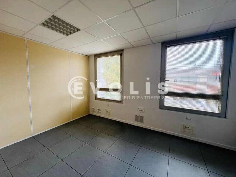 40 Rue Vladimir Jankelevitch, Émerainville for lease - Interior Photo - Image 3 of 9