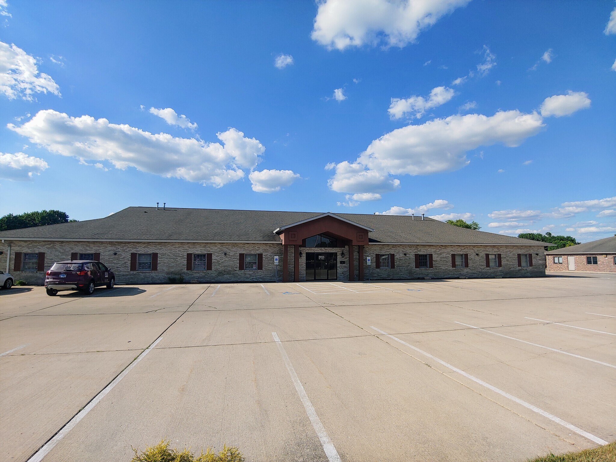 2055 W Iles Ave, Springfield, IL for sale Building Photo- Image 1 of 1