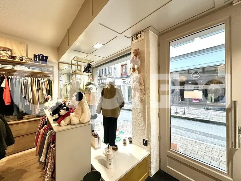 Retail in Limoges for lease - Interior Photo - Image 2 of 9