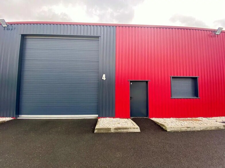 Flex in SAINT-JEAN-D'ILLAC for lease - Building Photo - Image 2 of 7