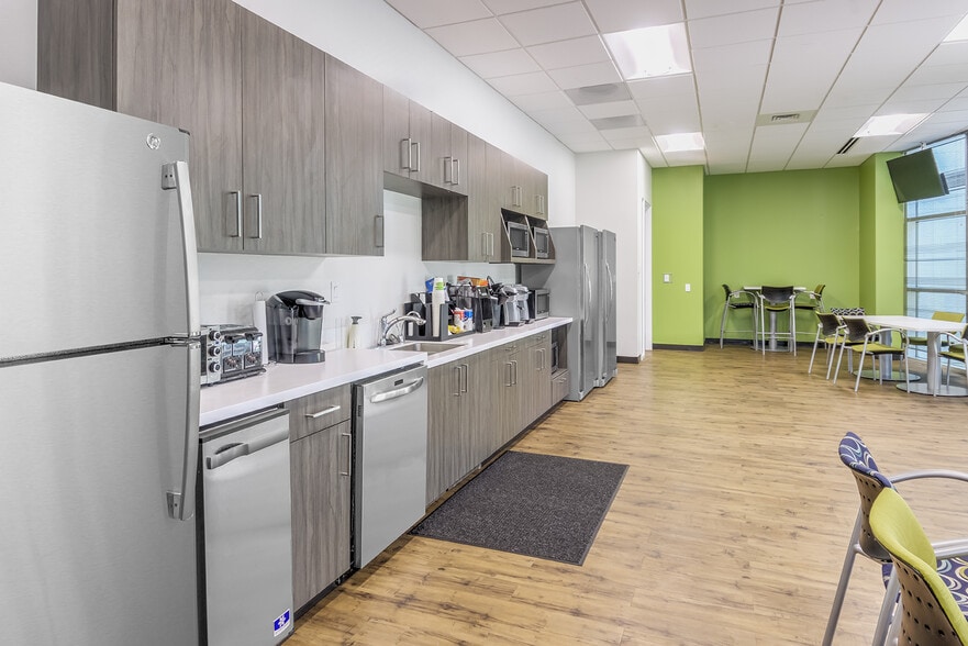 8215 Forest Point Blvd, Charlotte, NC for lease - Interior Photo - Image 2 of 9