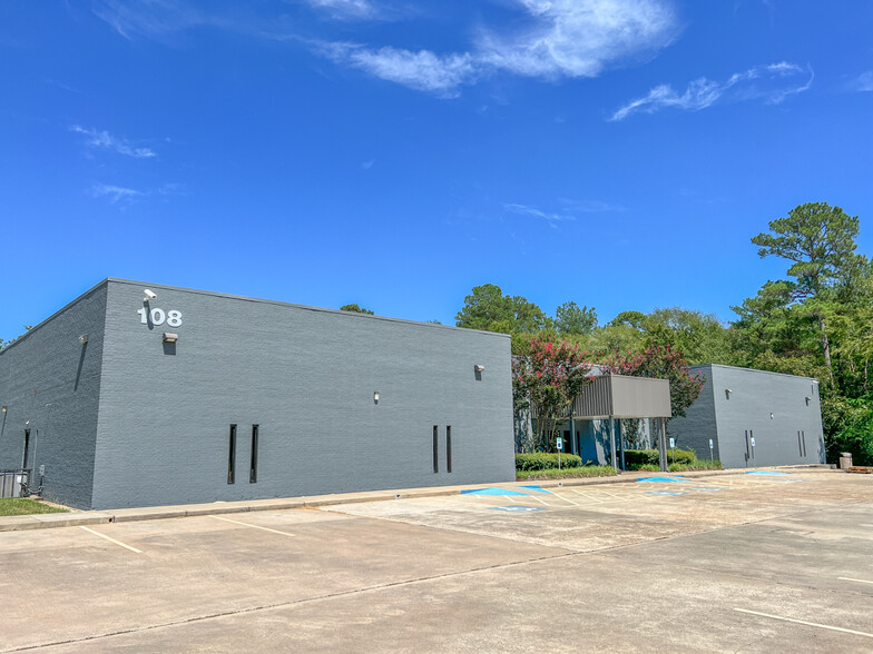 108 Commercial Cir, Conroe, TX for sale - Building Photo - Image 1 of 26