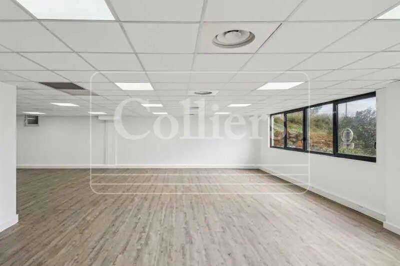 Office in Vitrolles for lease - Interior Photo - Image 3 of 12