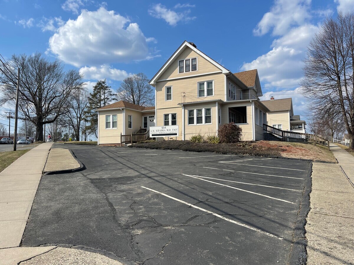 954 Westfield St, West Springfield, MA 01089