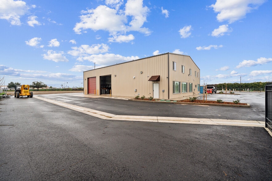 2330 E Kaviland Ave, Fresno, CA for sale - Building Photo - Image 3 of 34