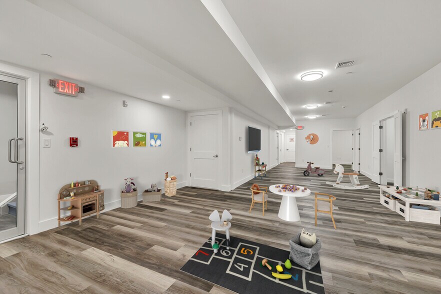 533 Greenwich St, Hempstead, NY for lease - Interior Photo - Image 1 of 22