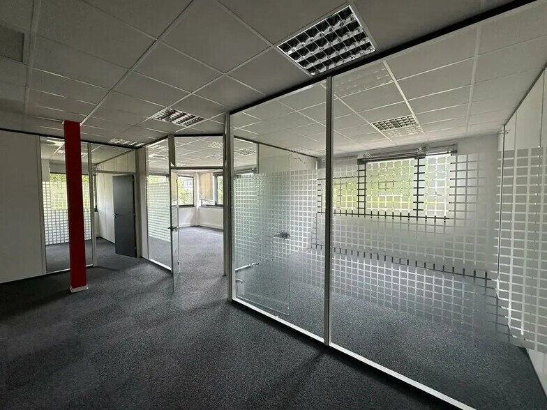Office in Schiltigheim for lease - Interior Photo - Image 2 of 6