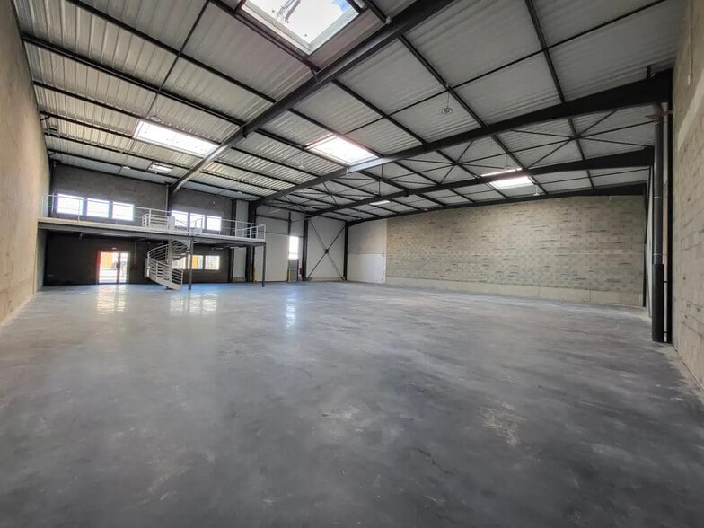 Flex in Saint-Priest for lease - Interior Photo - Image 3 of 6