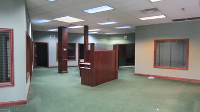 27W093-27W121 Geneva Rd, Winfield, IL for lease Lobby- Image 1 of 4