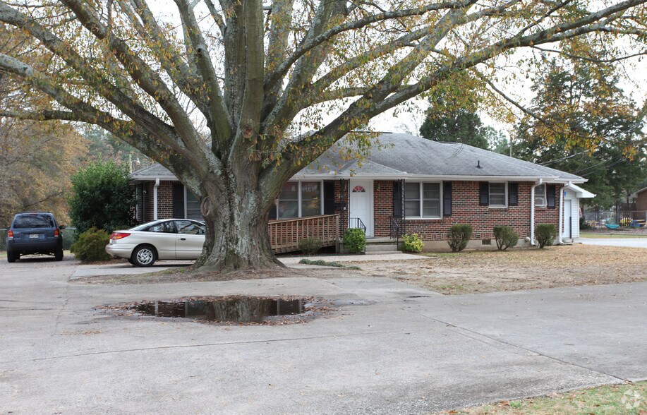 5356 Five Forks Trickum Rd, Lilburn, GA 30047