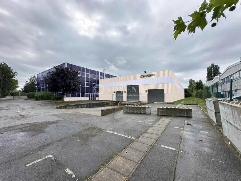 Industrial in Buc for lease - Building Photo - Image 2 of 12