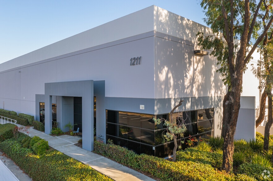 1201 Park Center Dr, Vista, CA for lease - Building Photo - Image 3 of 9