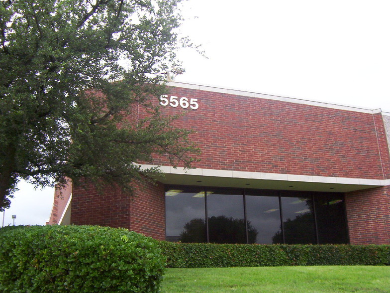 5565 Red Bird Center Dr, Dallas, TX for lease - Building Photo - Image 3 of 5