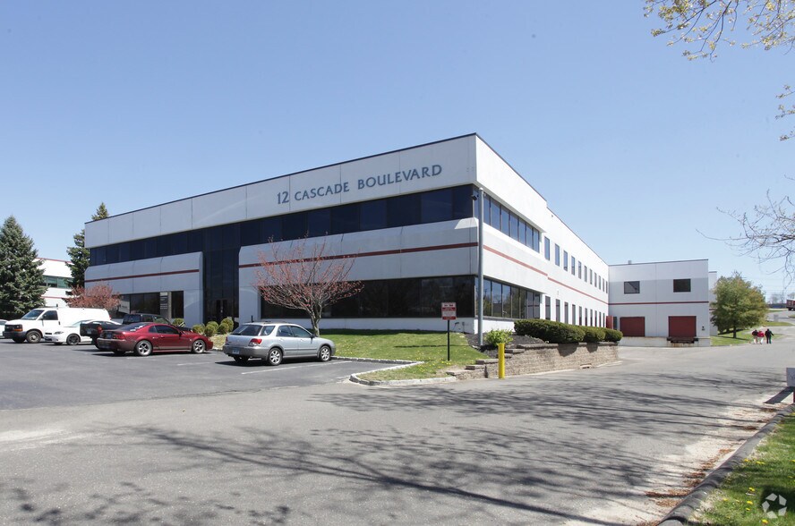 12 Cascade Blvd, Orange, CT for sale - Primary Photo - Image 1 of 1