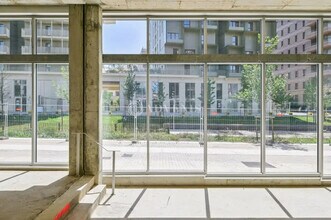 Retail in Saint-Ouen-sur-Seine for lease Interior Photo- Image 2 of 7