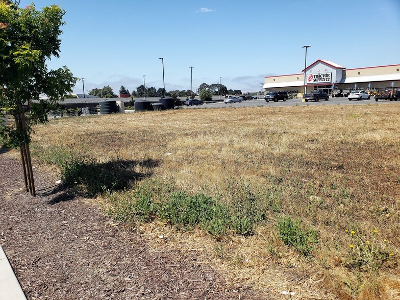 580 Auto Center Dr, Watsonville, CA for lease - Primary Photo - Image 1 of 7