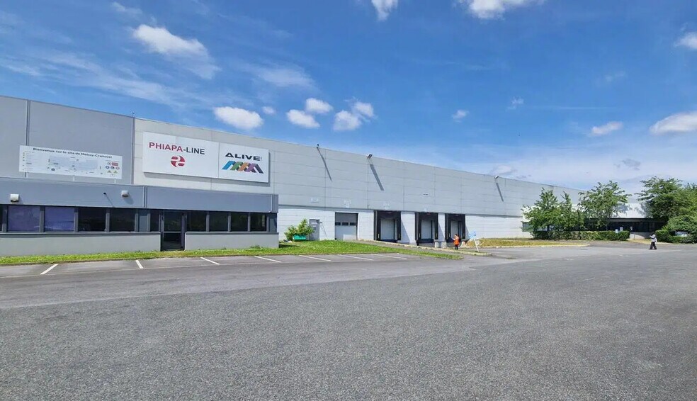 Industrial in Lieusaint for lease - Building Photo - Image 1 of 6