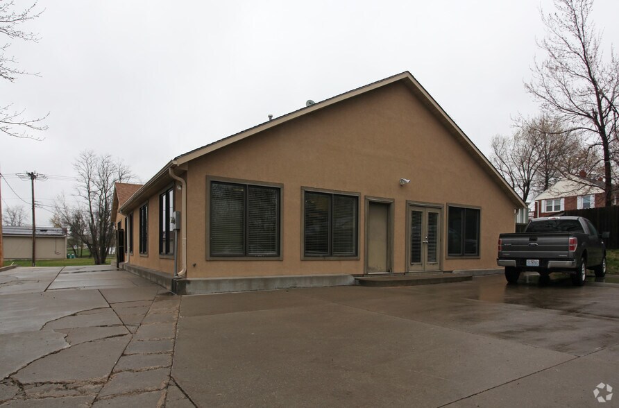 409 NE Shady Lane Dr, Kansas City, MO for lease - Building Photo - Image 2 of 9