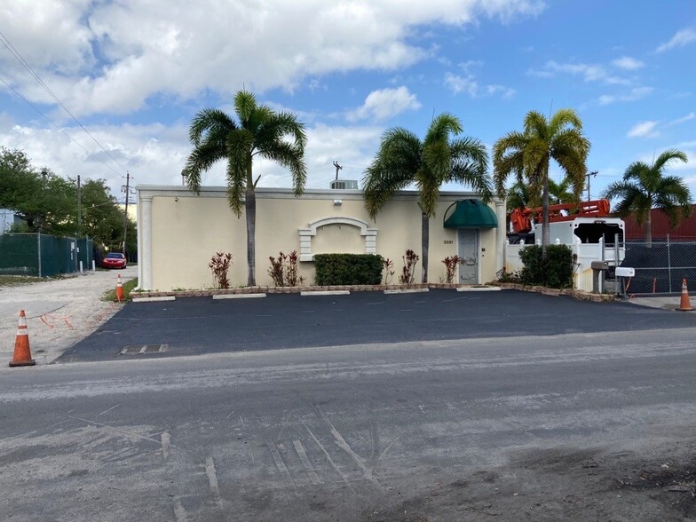2031 NW 22nd St, Pompano Beach, FL for lease - Building Photo - Image 2 of 27